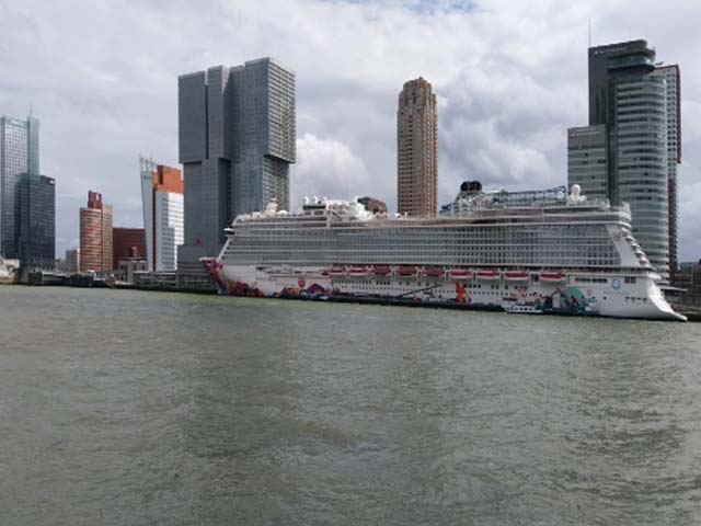 Cruiseschip ms World Dream van Dream Cruises aan de Cruise Terminal Rotterdam